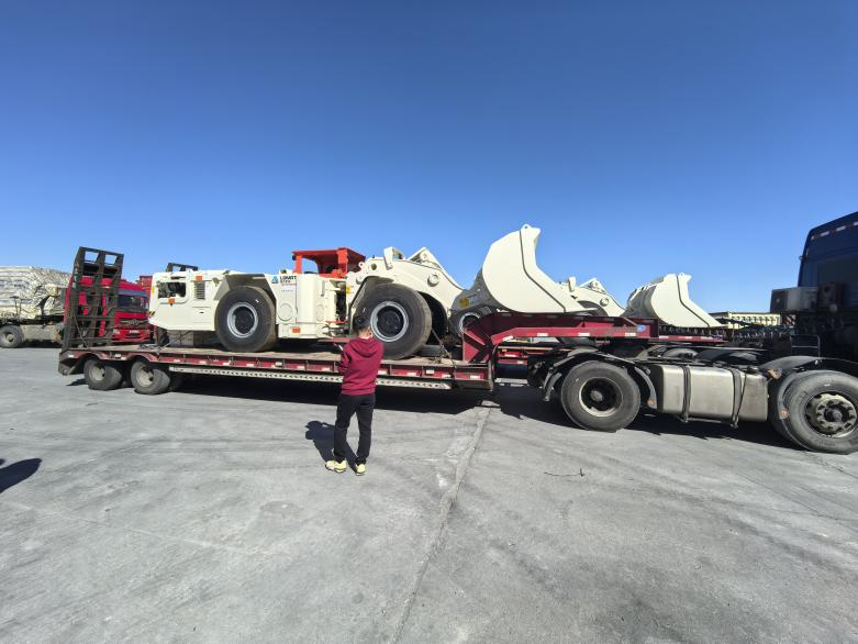 Dos scooptrams subterráneos entregados en Ulán Bator, Mongolia.
