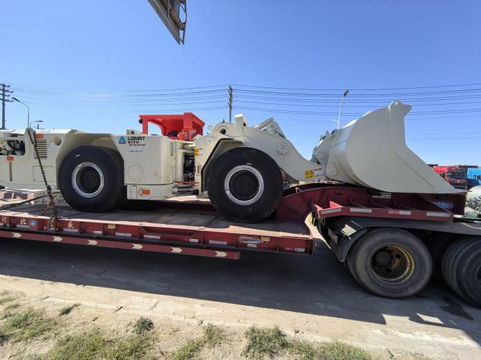 Dos scooptrams subterráneos entregados en Ulán Bator, Mongolia.