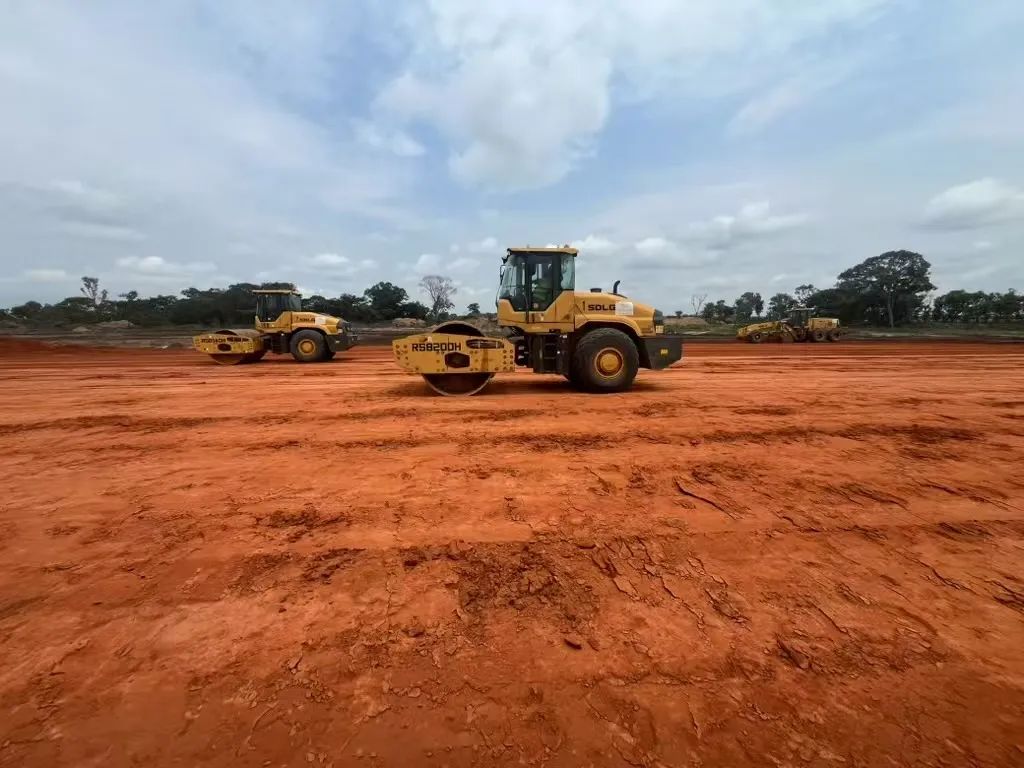 El equipo completo de Lingong impulsa la construcción de una mina en el sur de África